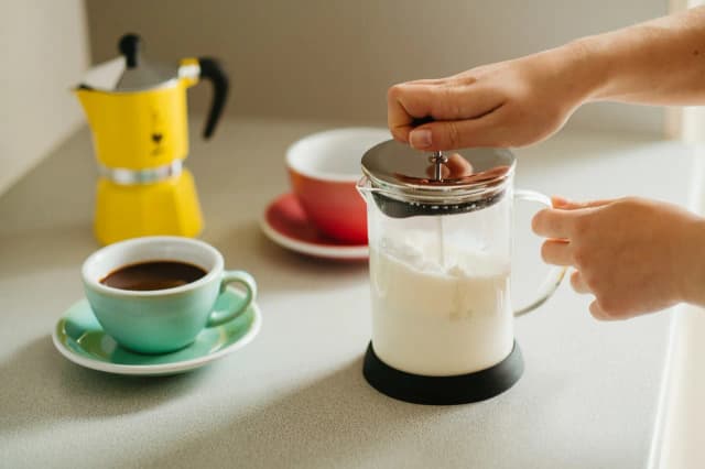 Jak spienić mleko roślinne - proste metody na idealną piankę