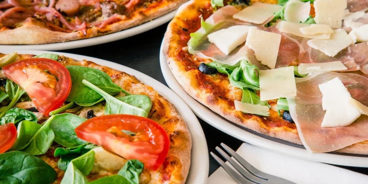 Ile kalorii ma duża pizza? Zaskakujące różnice w kaloryczności