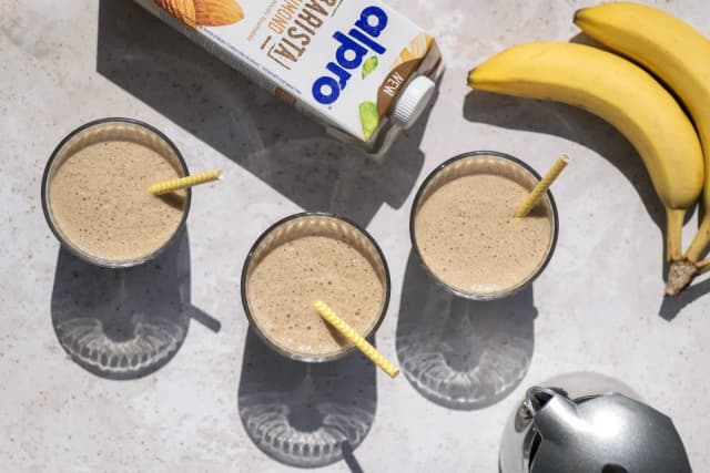 Czy kawa z mlekiem roślinnym jest zdrowa? Odkryj ukryte zagrożenia