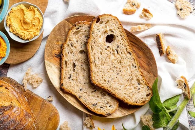 Chleb żytni czy razowy na odchudzanie: który wybór jest lepszy?