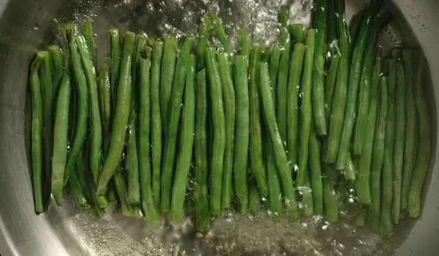 Czy fasolka szparagowa tuczy? Odkryj jej wpływ na dietę odchudzającą